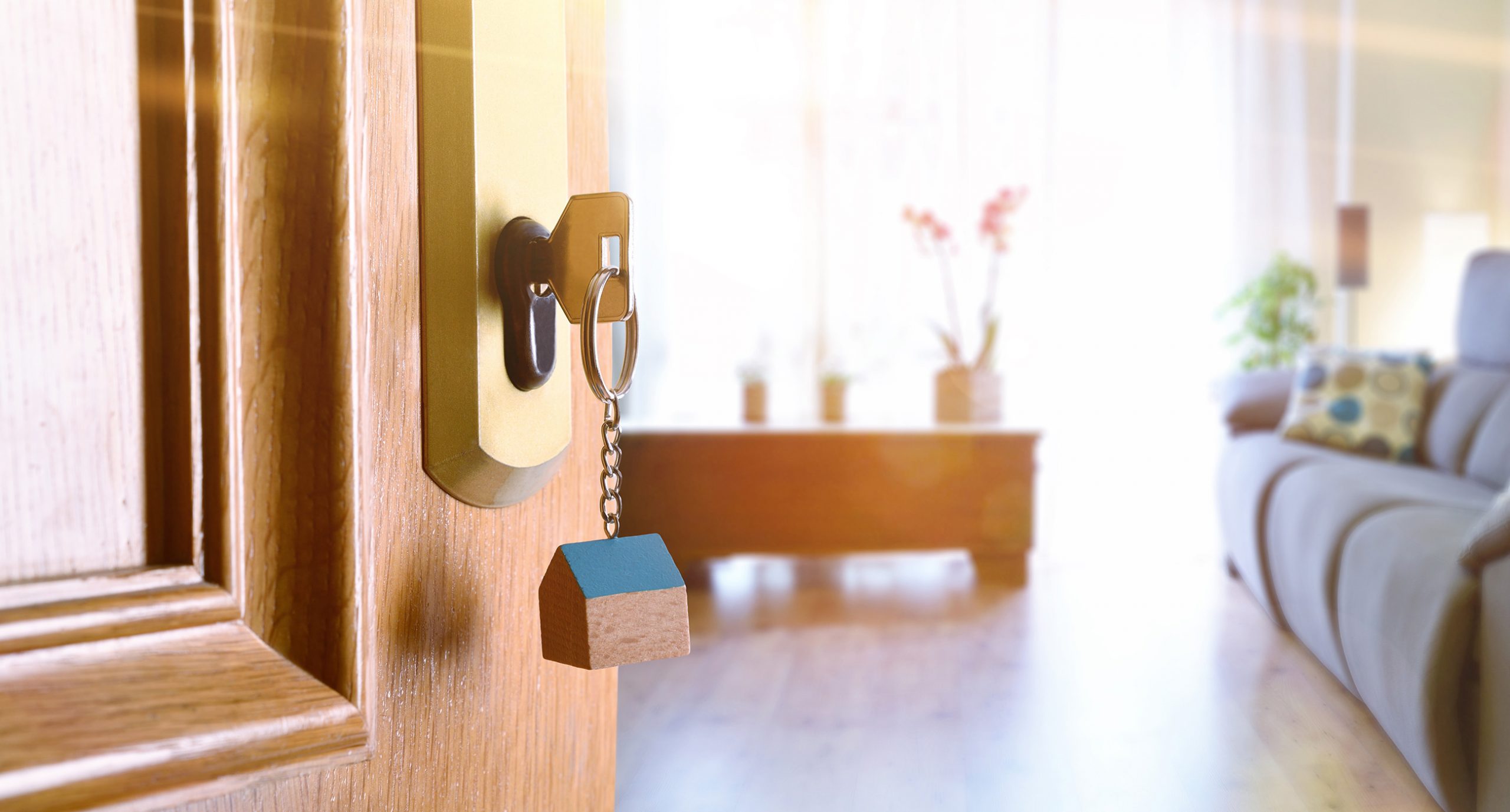 Chiave inserita nella serratura di una porta soggiorno casa Roma Tesse sicurezza