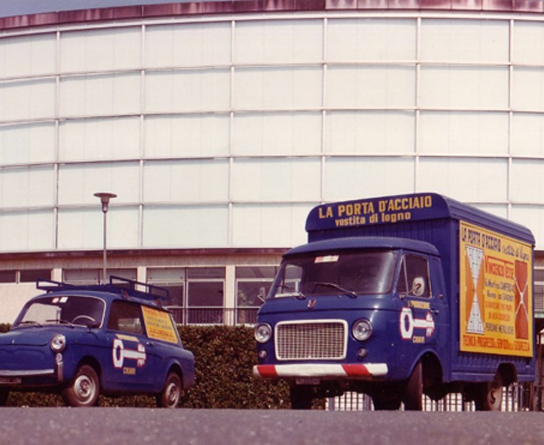 Macchina e camion blu storiche davanti la sede di Tesse