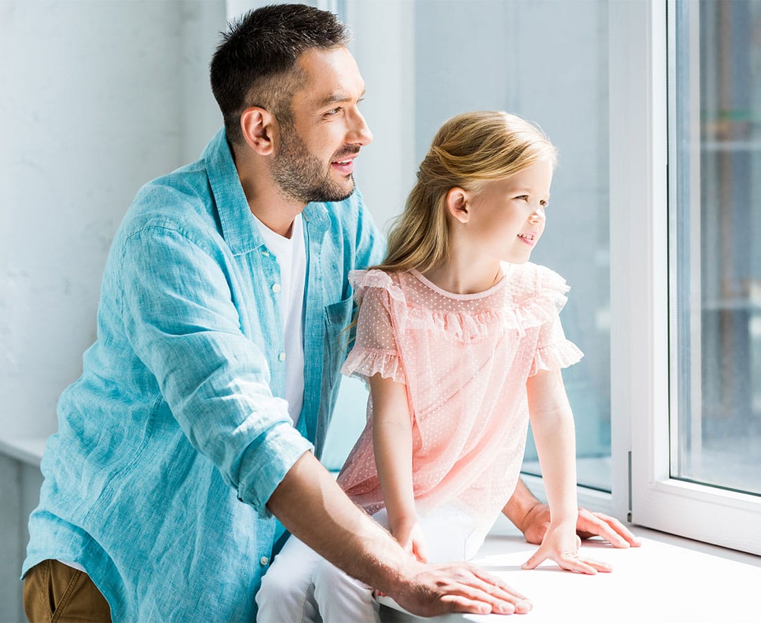 Famiglia affacciata a finestre nuove